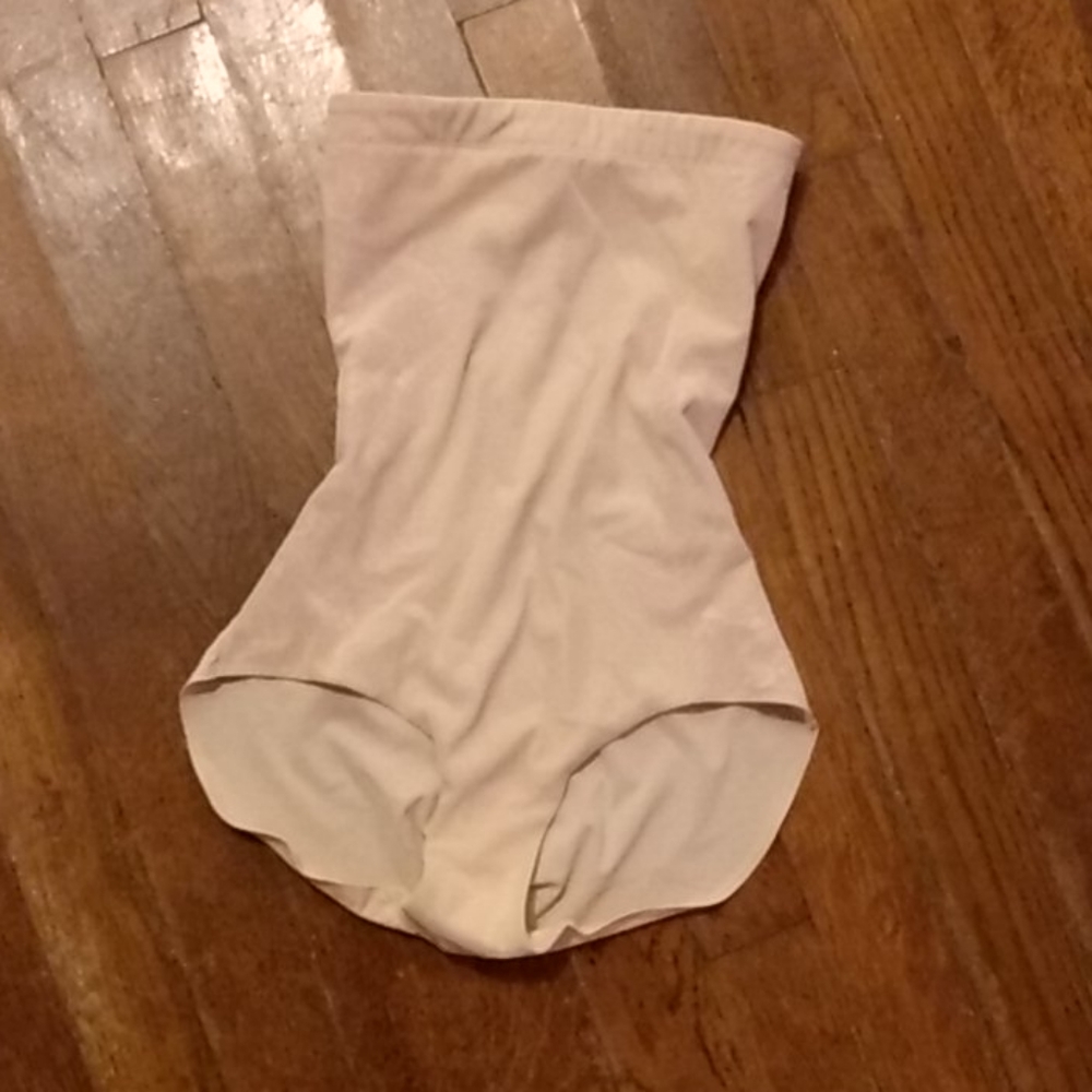 Red Hot by Spanx shaping underwear / M